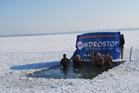 Grupa morsów reklamujących firmę Hydrostop.Katowice, 24.01.10, temperatura -18"C.