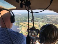 Spotkanie integracyjne, Zalew Zegrzyński 2019, Lot widokowy nad Kanałem Żerańskim. W Śmigłowcu Robinson R44 Raven II pilot i trzech członków zespołu Hydrostop lecących w kolejnej turze lotu widokowego.